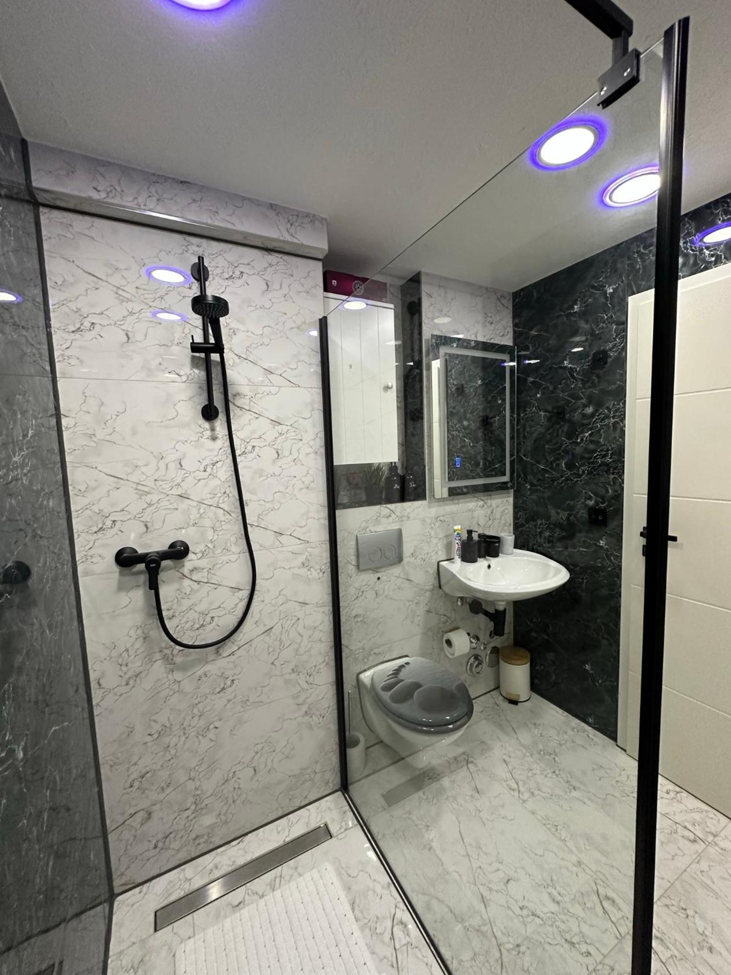Modern Apartments Neuburg P - Top - 2 Zimmer, Komfort, Balkon, Wi-Fi, Smart Tv, Grosse Dusche, Kueche Neubourg-sur-le-Danube Extérieur photo